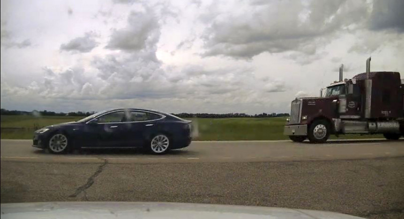 Chauffeur Tesla doet een tukje