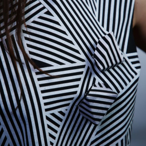 Deze blouse genereert een dynamisch patroon zodra het lichaam beweegt. Ontwerp Cindy Kao. Foto Jimmy Day.