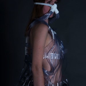 Deze jurk van Juul Koenen levert geurtherapie via potjes en buizen.