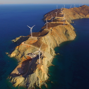 Het Griekse eiland Agios Georgios, een rotsachtige en verder onbruikbare stuk land, werd dit jaar een windturbinepark van 73,2 MW. Foto Mario Zangas/WindEurope-GWEC.