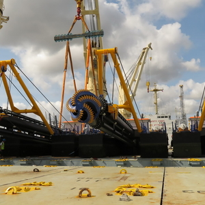 Drie snijkopzuigers van Damen Shipyards liggen klaar om te worden verscheept naar Bangladesh. Foto Damen Shipyards.