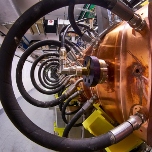 De Linac 4, een ‘voorversneller’ voor de Large Hadron Collider van het CERN, werkt met negatief waterstof. Foto Maximilien Brice/CERN.